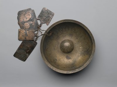 Misa wróżbiarska Chihil Kilid z napisami, znakami zodiaku i czterema plakietkami, 1679 (stop miedzi) autorstwa Persian School