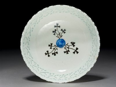 Gombroon Bowl, Iran, okres Safawidów (pasta kamienna z dekoracją dziurkowaną i czarną warstwą podszkliwną) autorstwa Persian School
