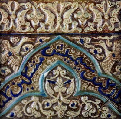 Formowana płytka fryzowa wykonana dla pałacu sułtana mongolskiego Abaqa Chana, ok. 1270-75 (ceramika, fryta, podszkliwna i połyskująca) autorstwa Persian School