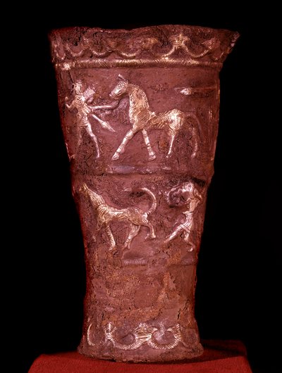 Sztuka perska: srebrny puchar inkrustowany złotem z Hassanlu, IX w. p.n.e. Sceny bitewne na górze i sceny polowania na dole. Teheran, muzeum archeologiczne. autorstwa Persian School