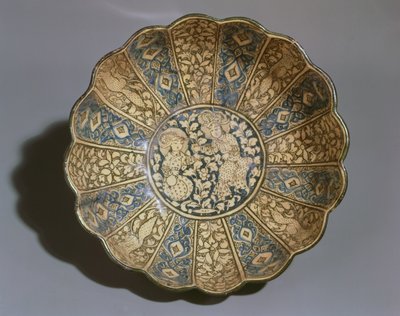 Biała ceramiczna miska pomalowana pod glazurą w kolorze czarnym i niebieskim z postaciami Mongołów (ceramika) autorstwa Persian School
