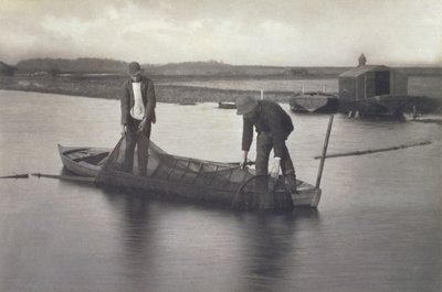 Podjęcie sieci na węgorze, ok. 1886 r. autorstwa Peter Emerson und Thomas Goodall