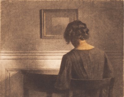 Młoda dziewczyna przy półokrągłym stole autorstwa Peter Vilhelm Ilsted