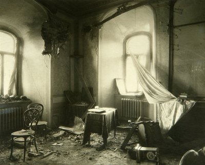 Rewolucja rosyjska 1917: Wnętrze monastyru Chudov na Kremlu po bombardowaniu w listopadzie 1917. Zdjęcie Piotra Pietrowicza Pawłowa (1860-1925) autorstwa Petr Petrovich Pavlov