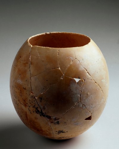 Sztuka fenicka: puste jajo strusie. Od Laurity (drewno). VII wiek pne. Ciemny. 13,2 cm Grenada, Muzeum Archeologiczne autorstwa Phoenician