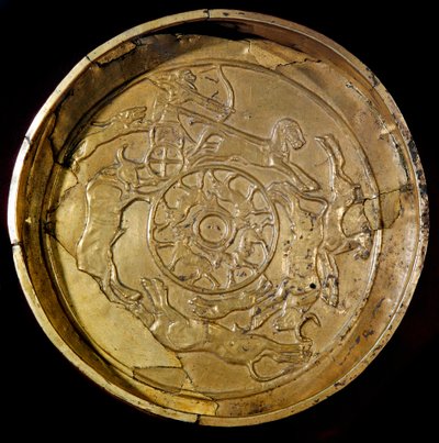 Sztuka fenicka: złoty talerz zdobiony królewską sceną polowania. Od Ras Shamra (Ugarit lub Ougarit) XIV wiek p.n.e. Średnica 19 cm Paryż, Luwr autorstwa Phoenician