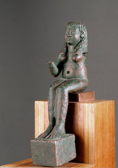 Sztuka fenicka: przedstawienie bóstwa Astarte. Rzeźba z brązu z VII wieku p.n.e. Z sanktuarium Carambolo w Hiszpanii. Ciemny. 16 cm Sewilla, muzeum archeologiczne autorstwa Phoenician
