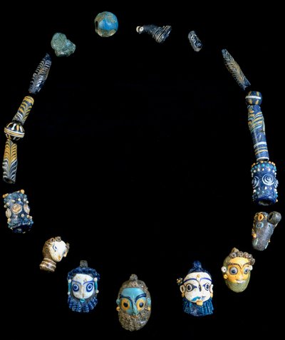 Naszyjnik ze szklanej pasty z zawieszkami przedstawiającymi brodate głowy, pochodzący z Olbii, obecnie przechowywany w Narodowym Muzeum Archeologicznym w Cagliari autorstwa Phoenician Phoenician