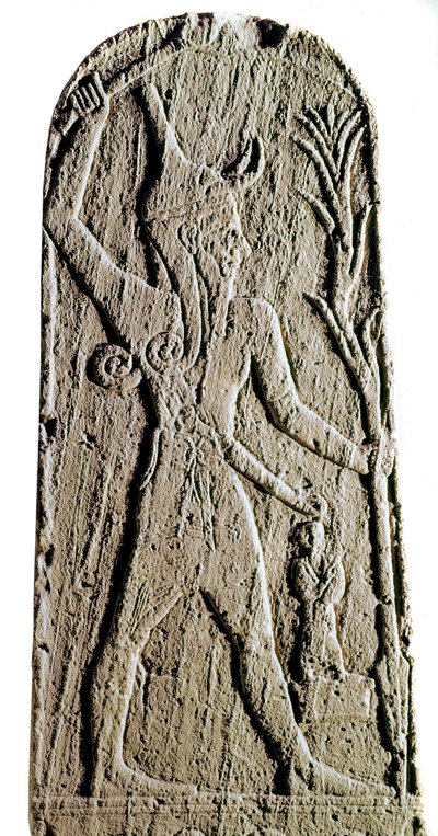 Sztuka fenicka: wapienna stela boga Baala w błyskawicy. (Boży wojownik chroniący króla) Rzeźba z XIX lub XVIII wieku p.n.e. Z Ras Shamra (Ugarit lub Ougarit) Dim 142 cm Paryż, Musee du Louvre autorstwa Phoenician Phoenician