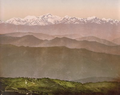 Dardżyeling. Kinchinjunga i śniegi z Kutcherry Hill autorstwa Photoglob Co. (Zurich, active c. 1890 1910)