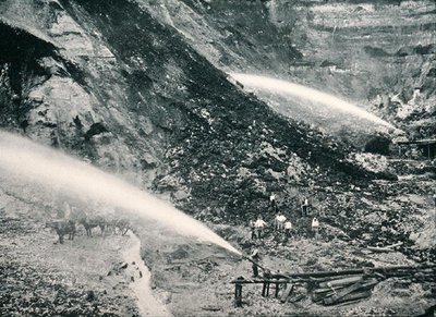 Hydraulic sluicing aluwialnych złóż cyny, Tasmania, ok. 1900, z „Under the Southern Cross – Glimpses of Australia”, opublikowane przez Department of External Affairs, Melbourne autorstwa Photographer Australian