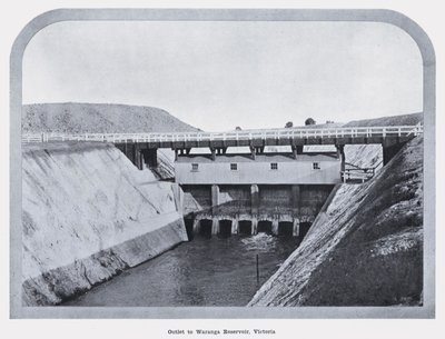 Wylot do Waranga Reservoir, Victoria (zdjęcie czarno-białe) autorstwa Photographer Australian