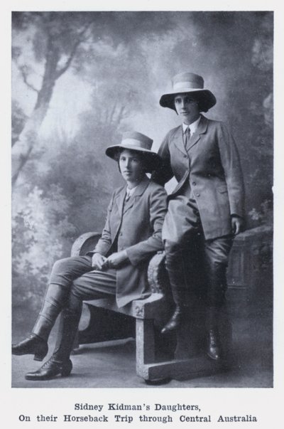 Córki Sidney Kidman podczas wycieczki konnej przez Australię Środkową (zdjęcie czarno-białe) autorstwa Photographer Australian