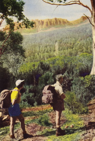 Tasmania: Wędrowcy w pobliżu Olimpu (kolorowe zdjęcie) autorstwa Photographer Australian