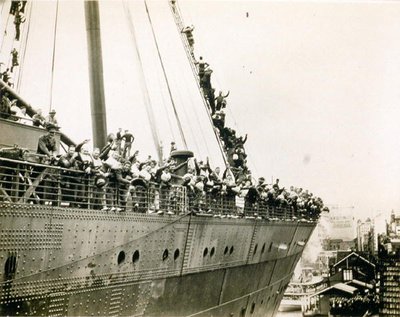 Mauretania w Sydney, maj 1940 (zdjęcie czarno-białe) autorstwa Photographer Australian
