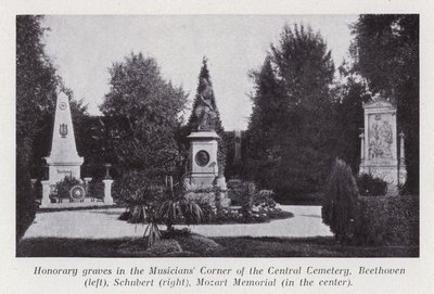 Groby honorowe w Kąciku Muzyków Cmentarza Centralnego, Beethoven (po lewej), Schubert (po prawej), Pomnik Mozarta (w środku) (zdjęcie czarno-białe) autorstwa Photographer Austrian