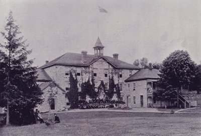 Kanada: Shingwauk i Wawanosh Home (zdjęcie czarno-białe) autorstwa Photographer Canadian