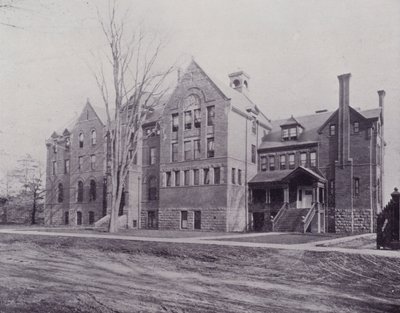 Kanada: Wycliffe College, Toronto (czarno-białe zdjęcie) autorstwa Photographer Canadian