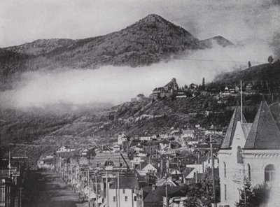 Widok ogólny Rossland, pokazujący kopalnię Le Roi (zdjęcie czarno-białe) autorstwa Photographer Canadian