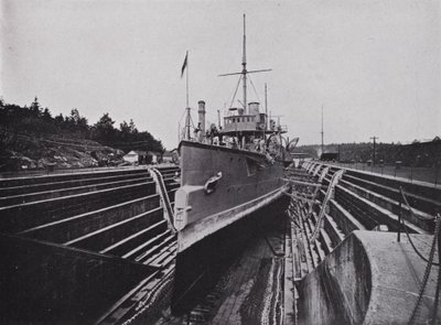 HMS „Flora” w Dock, Esquimalt, Kolumbia Brytyjska (zdjęcie czarno-białe) autorstwa Photographer Canadian