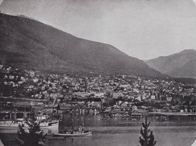Nelson, zza rzeki Kootenay (zdjęcie czarno-białe) autorstwa Photographer Canadian