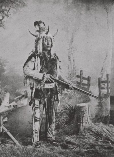 Kamienny Indianin w stroju wojennym (zdjęcie czarno-białe) autorstwa Photographer Canadian