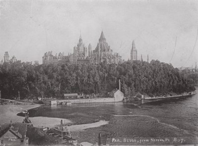 Budynki Parlamentu, Ottawa, z Nepean Point (zdjęcie czarno-białe) autorstwa Photographer Canadian