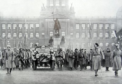 Czeskie wojska towarzyszą prezydentowi Thomasowi Masarykowi w Pradze, 25 grudnia 1918 (zdjęcie czarno-białe) autorstwa Photographer Czech