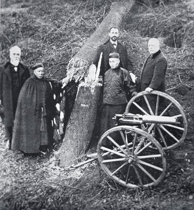 Hiram Maxim demonstruje siłę swojej broni chińskim urzędnikom państwowym (zdjęcie czarno-białe) autorstwa Photographer English