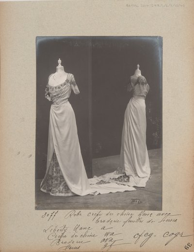 Strona albumu: House of Worth, suknia balowa autorstwa Photographer French
