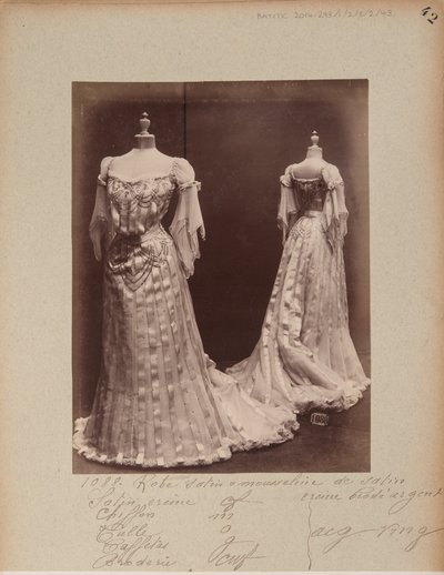 Strona albumu: House of Worth, suknia balowa autorstwa Photographer French