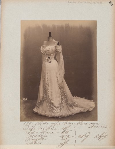 Strona albumu: House of Worth, suknia balowa autorstwa Photographer French