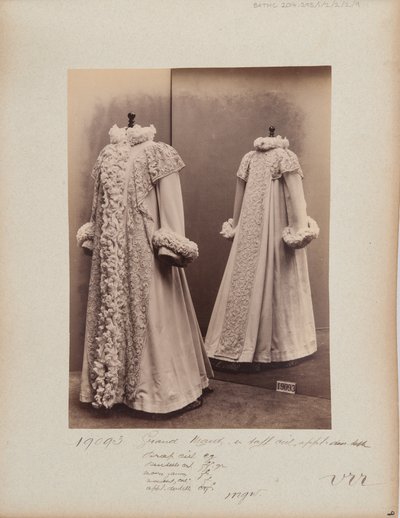 Strona albumu: House of Worth, płaszcz (Grand Manteau) autorstwa Photographer French