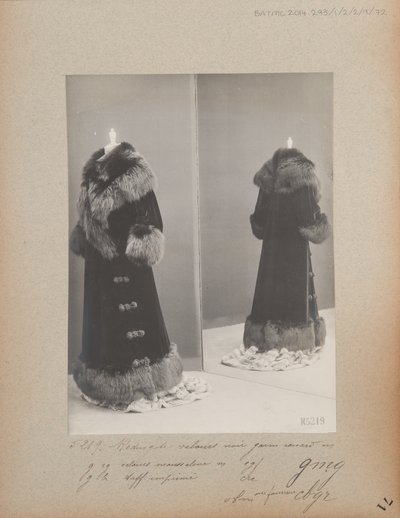 Strona albumu: House of Worth, płaszcz (Redingote) autorstwa Photographer French