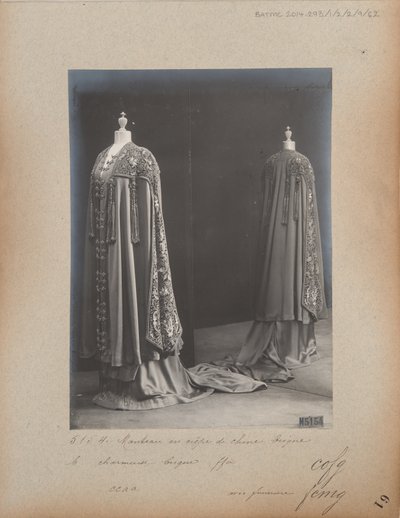 Strona albumu: House of Worth, wieczorowa peleryna autorstwa Photographer French
