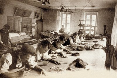 Fabryka Gobelinów Aubusson, Francja, ok. 1930 r. 1900 (zdjęcie czarno-białe) autorstwa Photographer French