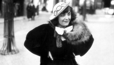 Francuska piosenkarka Edith Piaf na Montmartrze autorstwa Photographer French