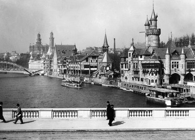 Arquitetura neogótica construída para a Feira Mundial de 1900, Paris (foto em preto e branco)polonês autorstwa Photographer French