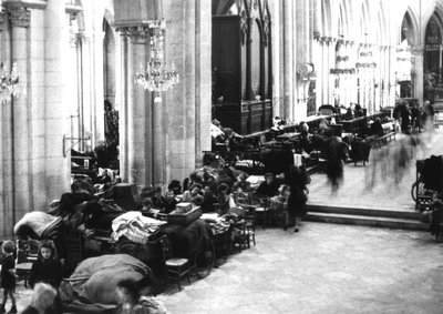 Ludzie szukający schronienia w katedrze w Caen, lipiec 1944 r. (zdjęcie czarno-białe) autorstwa Photographer French