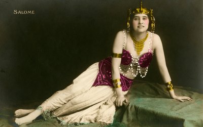 Salome pozowała uwodzicielsko w odsłaniającym kostiumie autorstwa Photographer French