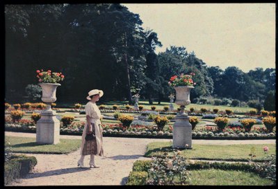 Kobieta spacerująca w ogrodzie Bagatelle, Paryż, ok. 1920 r. (zdjęcie) autorstwa Photographer French