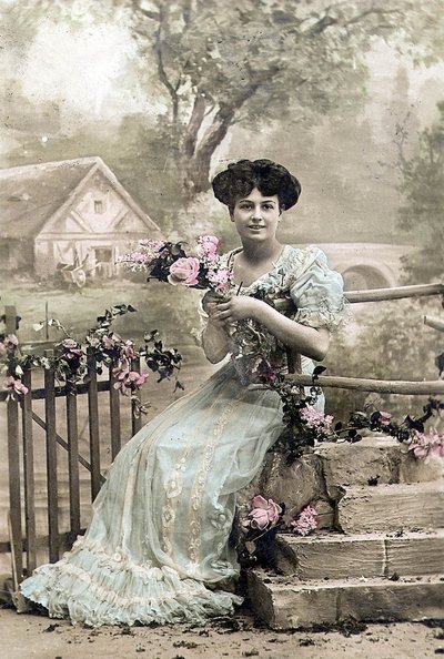 Kobieta z girlandą z kwiatów, pocztówka, ok. 1900 (fotografia ręcznie kolorowana) autorstwa Photographer French