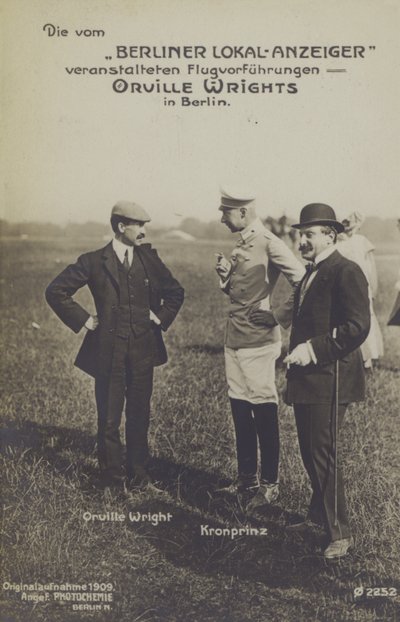 Amerykański lotnik Orville Wright rozmawiający z księciem niemieckim Wilhelmem podczas wizyty w Berlinie (zdjęcie czarno-białe) autorstwa Photographer German