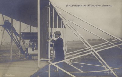 Amerykański lotnik Orville Wright podczas inspekcji silnika swojego samolotu (zdjęcie czarno-białe) autorstwa Photographer German