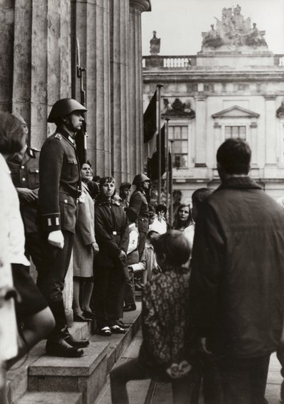 Pod Pomnikiem Ofiar Faszyzmu i Militaryzmu żołnierze Narodowego Ludowego Wojska Polskiego oddają cześć pionierom pokoju i socjalizmu (zdjęcie czarno-białe) autorstwa Photographer German
