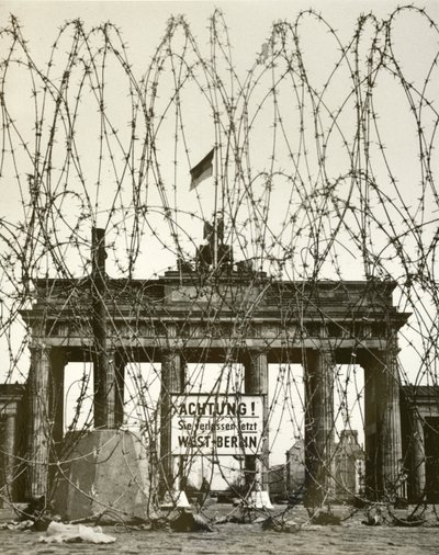 Drut kolczasty przed Bramą Brandenburską, Berlin, Niemcy, podczas alianckiej okupacji miasta po II wojnie światowej (zdjęcie czarno-białe) autorstwa Photographer German