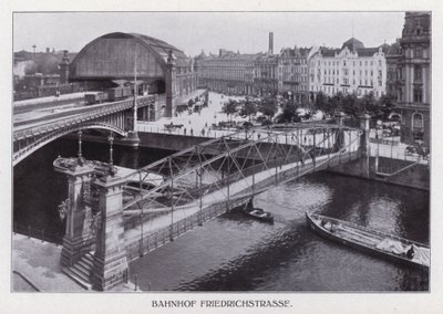 Berlin: Bahnhof Friedrichstrasse (zdjęcie czarno-białe) autorstwa Photographer German