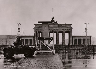 Brytyjski samochód pancerny na granicy Berlina Wschodniego i Zachodniego przy Bramie Brandenburskiej (zdjęcie czarno-białe) autorstwa Photographer German