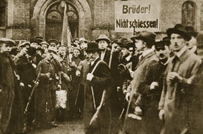 „Bracia, nie strzelajcie!”, protest w Berlinie, listopad 1918 (zdjęcie w sepii) autorstwa Photographer German
