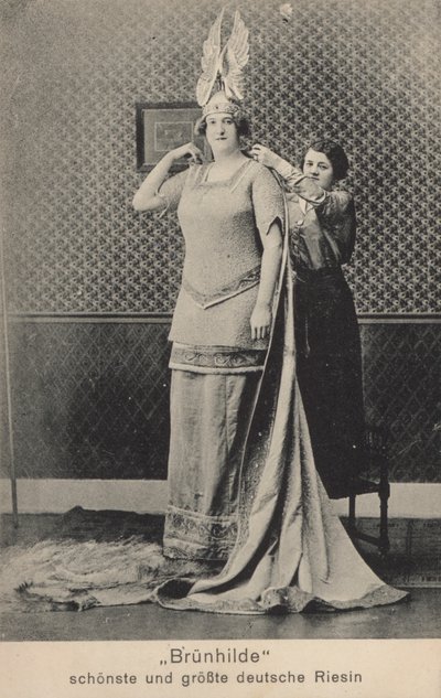 Brunhilda, najpiękniejsza i najwyższa niemiecka olbrzymka (zdjęcie czarno-białe) autorstwa Photographer German
